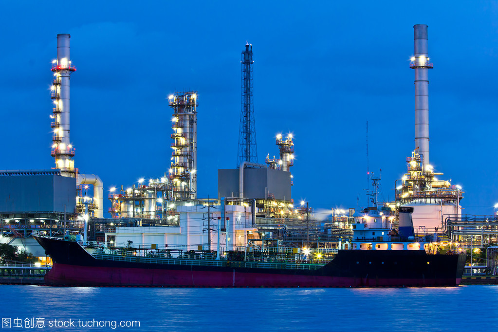 曼谷河沿岸炼油厂 工业动脉与生态平衡的双重奏
